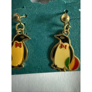 Sea World Womens Gold-Tone Enamel Theme Park Playing Penguin Dangle Earrings NWT